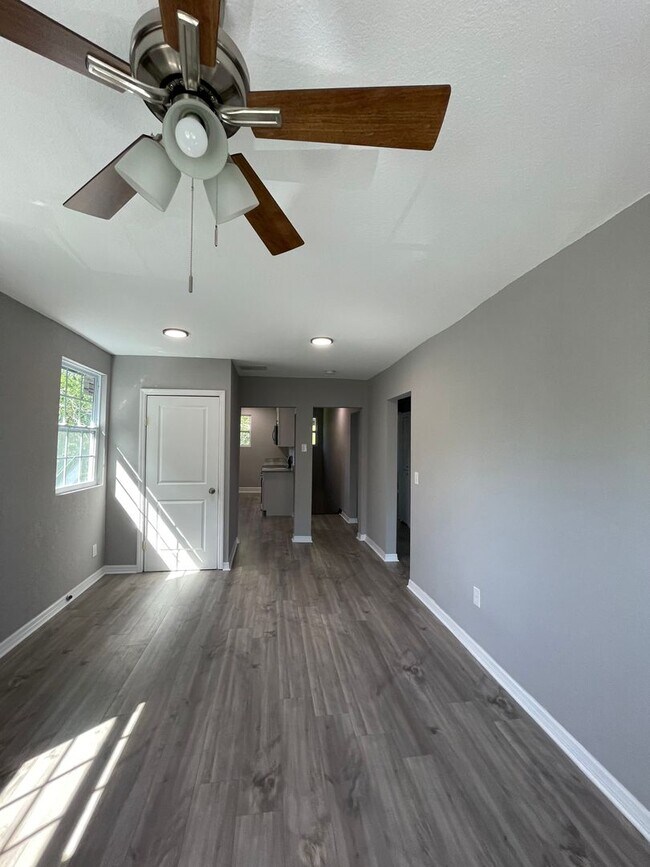 Building Photo - Charming Upstairs 2/1 - Available Now!