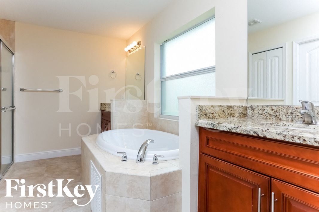 Building Photo - 980 SW Del Rio Blvd