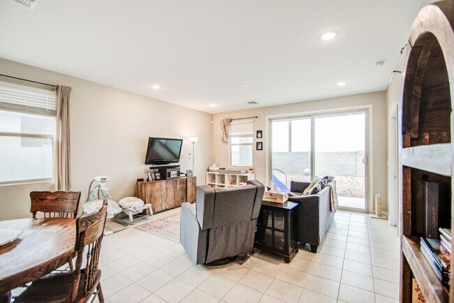 Building Photo - Lovely Single Family 4 bedroom for rent!