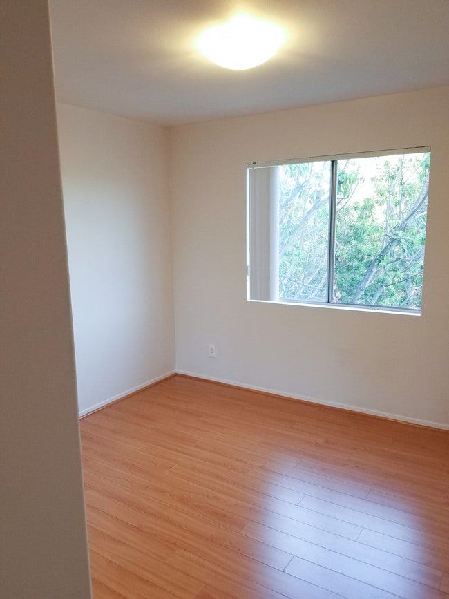 Bedroom - 613 E Verdugo Ave