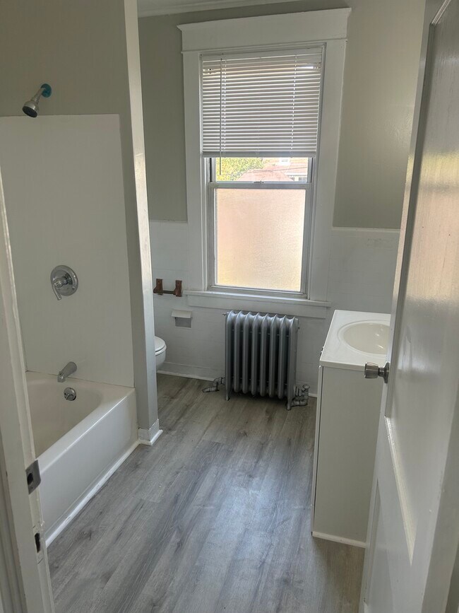 Building Photo - 415 Franklin St