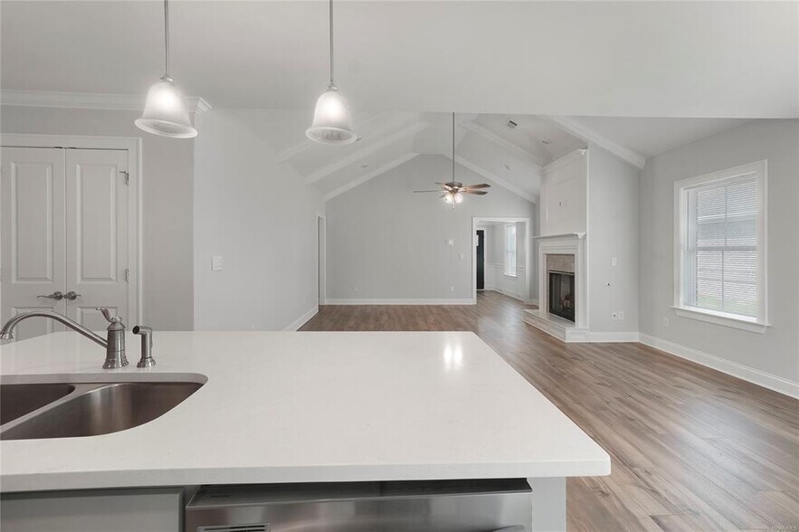Building Photo - 994 Pearl Dr