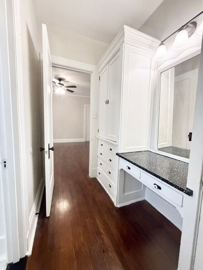 Building Photo - Unique Studio w/ Hardwoods in Small 1920's Complex