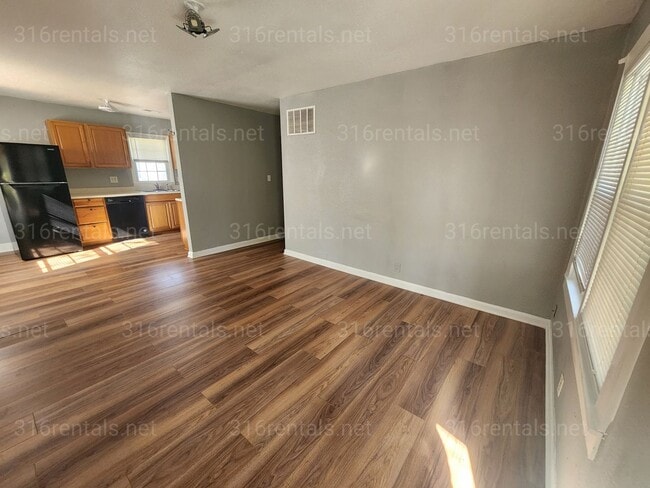 Building Photo - $1,050 3 bedroom / 2 bathroom - Single Family Home