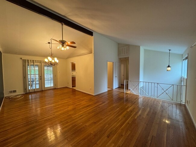 Building Photo - Gorgeous 4 Bed 3 Bath Home Sitting On Spac...