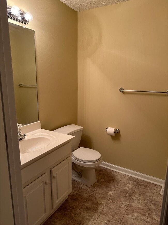 Building Photo - Deacon Ridge Condo! Convenienct to WFU, sh...