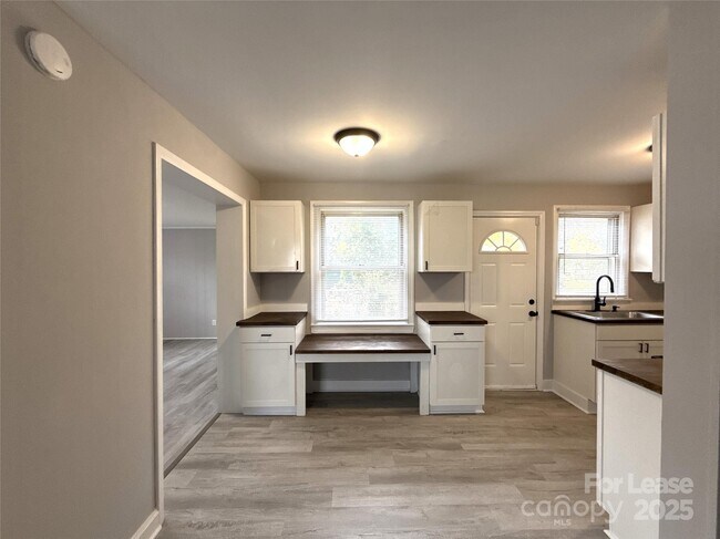 Building Photo - 1142 Mona Dr