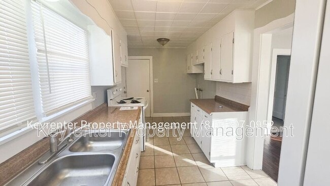 Building Photo - 926 S Logan Ave