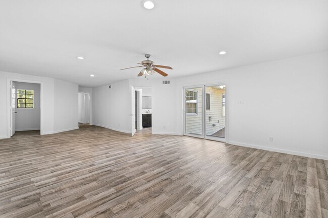 Building Photo - Beautiful & Unique Rental Home Spacious, C...
