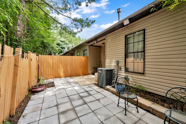 Building Photo - 1017 Ashwood Dr