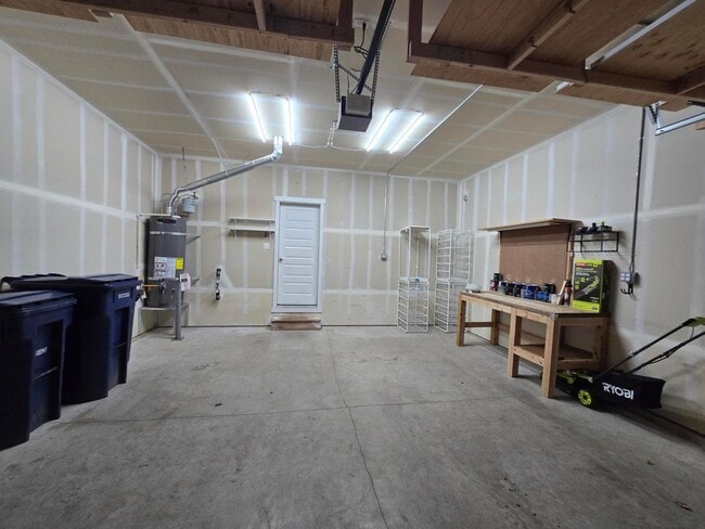 Building Photo - 4 Bedroom, 3 Bathroom House!