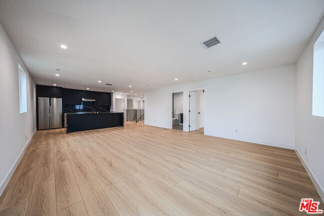 Building Photo - 1525 S Carmelina Ave