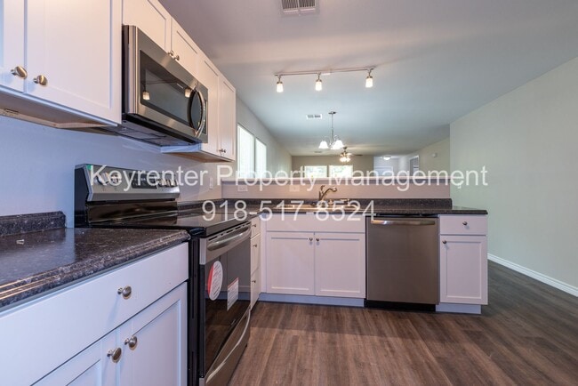 Building Photo - 4 Bedroom 2 Bath + Updated