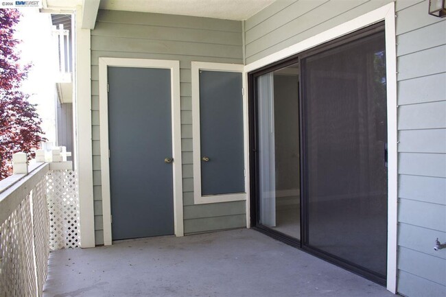 Building Photo - $2990 / 2 BR GORGEOUS REMODELED MEADOWBROO...