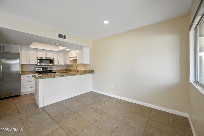 Building Photo - 6943 E Earll Dr