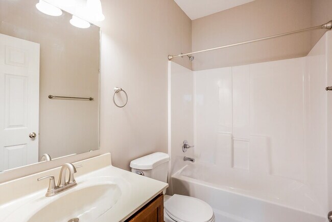 Building Photo - 573 Farnham Dr