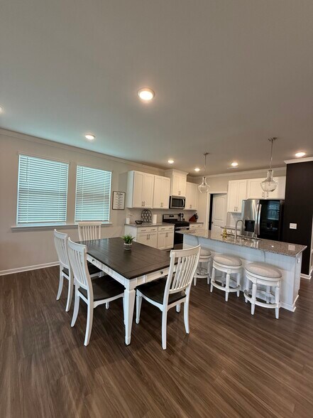 Building Photo - 1200 Quindell Dr