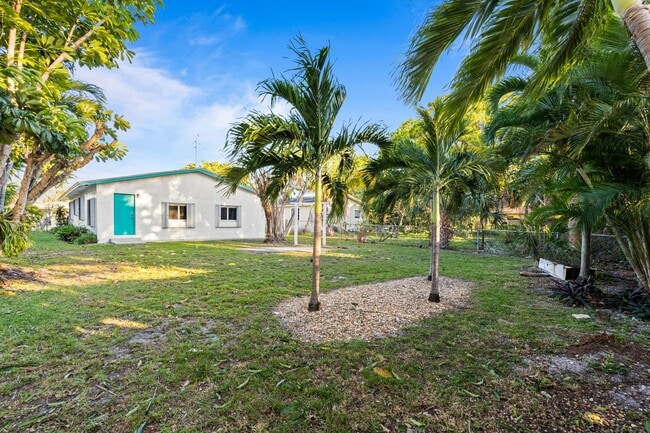 Building Photo - Comfortable Oakland Park Living - 3BR with Outdoor Space