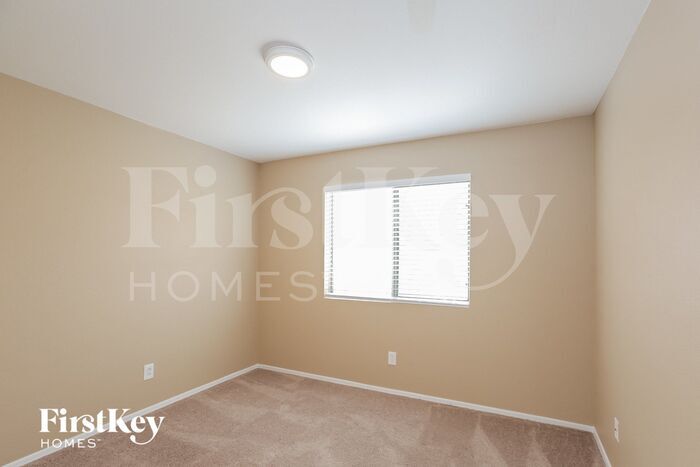 Building Photo - 10894 W Alvarado Rd