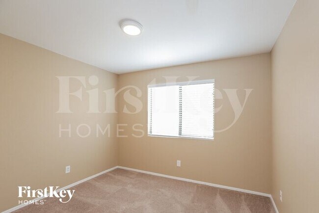Building Photo - 10894 W Alvarado Rd