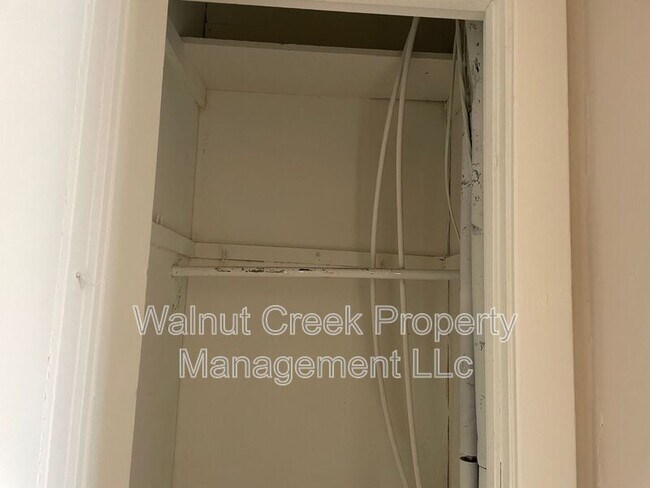 Building Photo - 870 S Main St