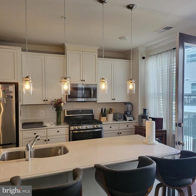 Building Photo - Welcome to your new home in the heart of Loudon County, VA!