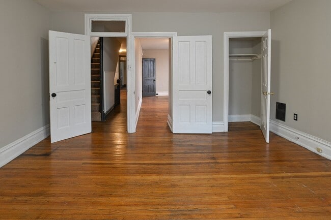 Building Photo - Large 5 Bedroom on Peffer