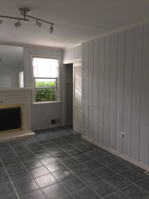 Building Photo - 633 N Nelson St