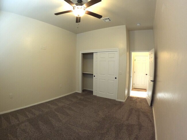 Building Photo - 4071 N Sommerset Ave