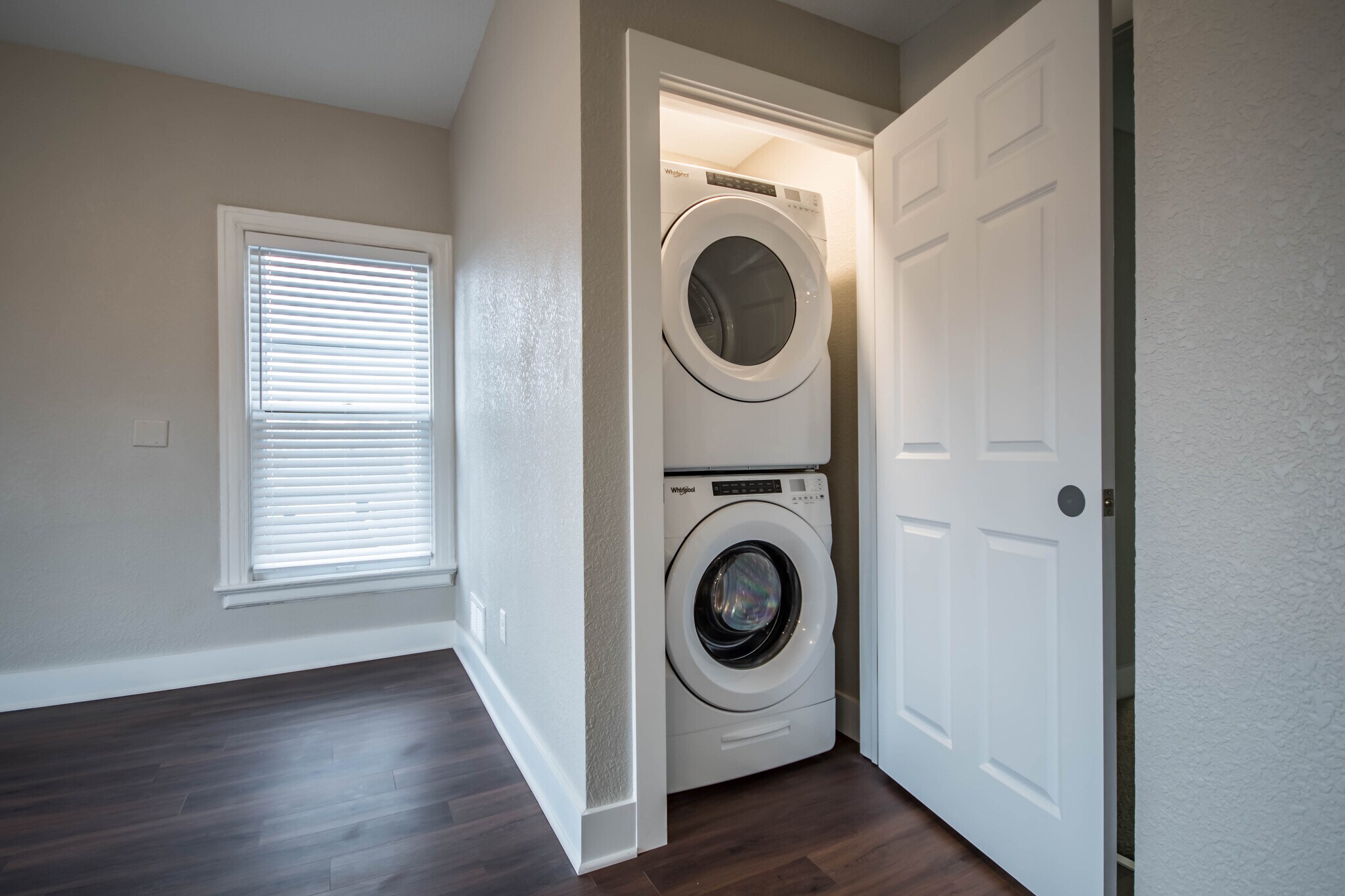 Building Photo - 1659 N Van Buren St