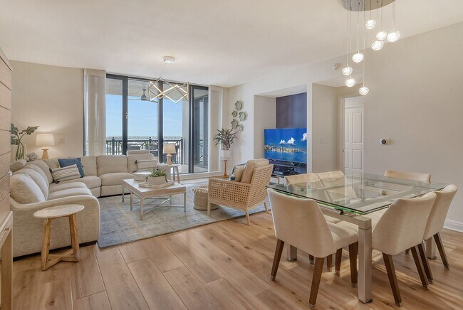 Building Photo - Short term ONLY Amazing 2/2 condo in the heart of downtown Sarasota with Bay View!