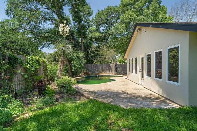 Building Photo - 3215 Sesbania Dr