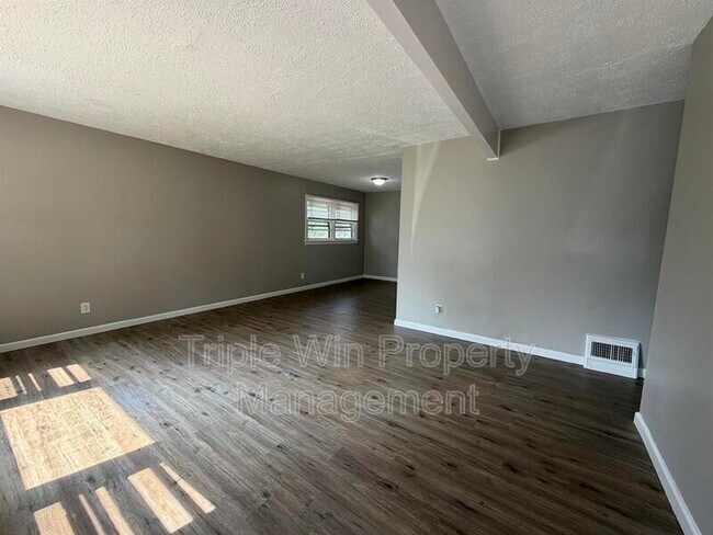 Building Photo - 1113 Highmont Dr