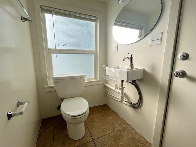 Building Photo - Douglas St. - 12909-12911