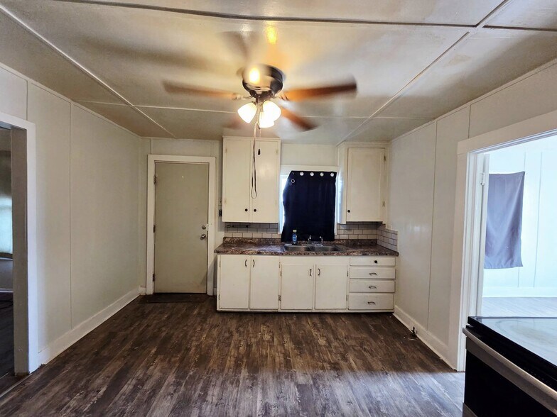 Building Photo - 1002 Runnels St
