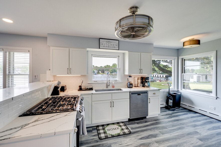 Building Photo - 811 N River Rd