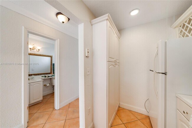 Building Photo - 8650 SW 67th Ave