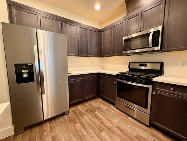Building Photo - 3 BED 2.5 BATH 2 CAR GARAGE TOWNHOUSE w/ P...