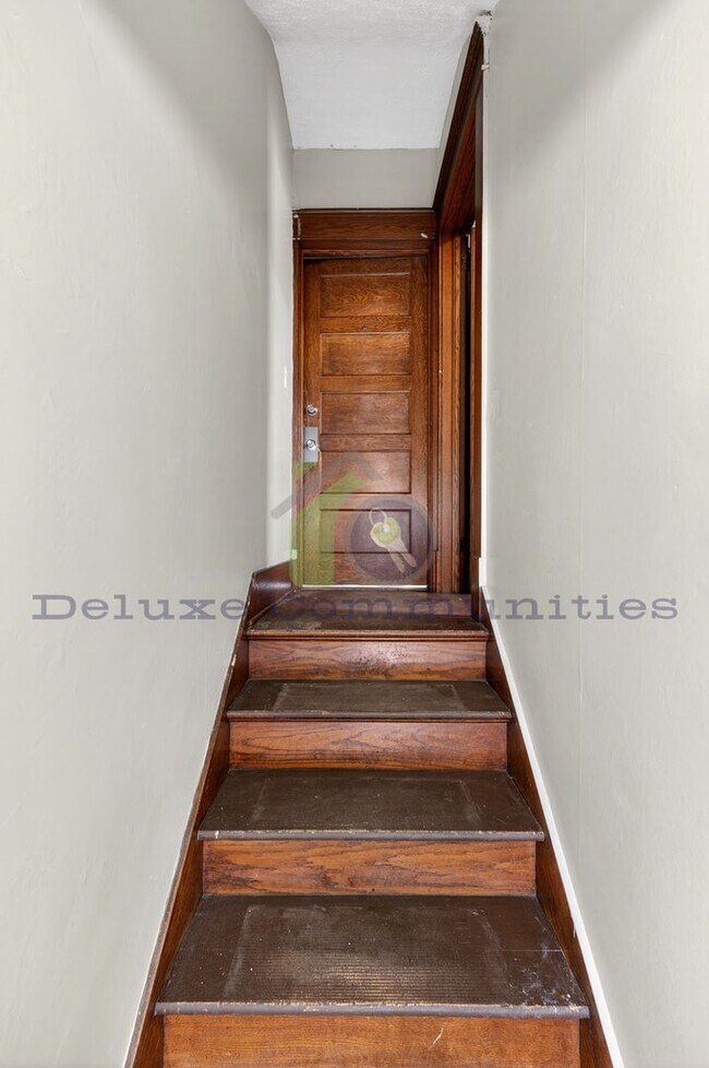 Building Photo - Beautiful Two Bedroom Lower Unit! Available NOW!!