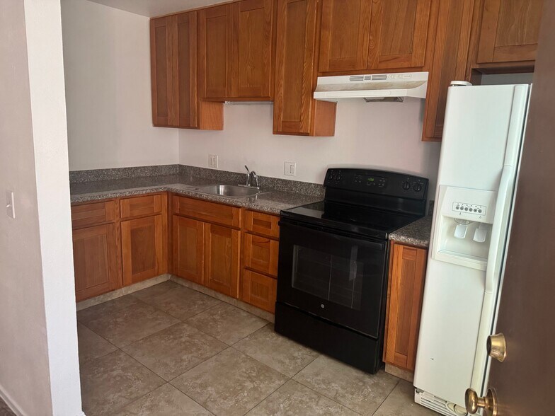 Building Photo - 721-721 Menker Ave