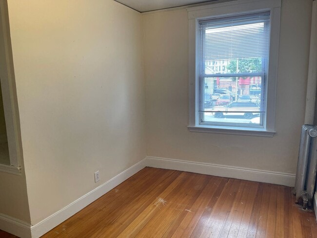 Building Photo - Nice sunny 2 bed , Big bedrooms with Heat and Hot water Inc  1 FREE MONTH RENT  Easy choice $883 ...