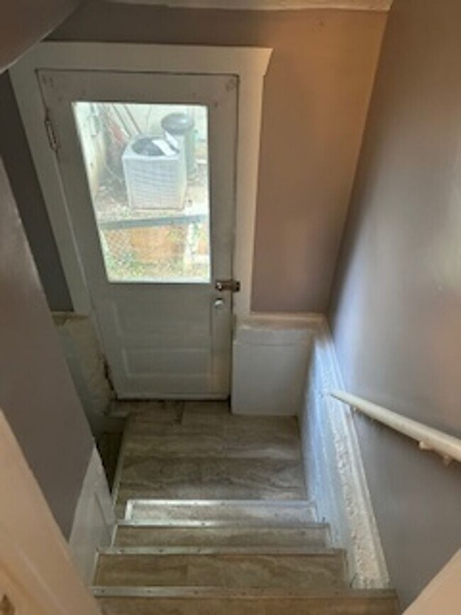 Building Photo - 2 Bedroom 1 Bathroom Home Available Now