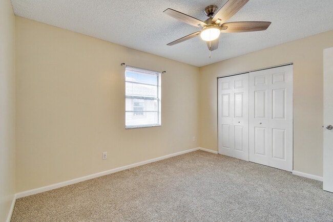 Building Photo - BEAUTIFUL THREE BEDROOM TOWNHOME WITH GARAGE(AVAILABE NOVEMBER)