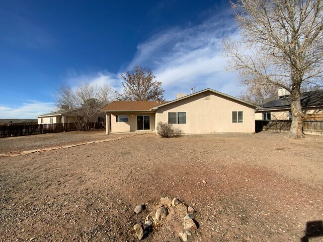 Building Photo - 3 Bedroom Single Story Home Available Near Unser Blvd NE & King Blvd NE!