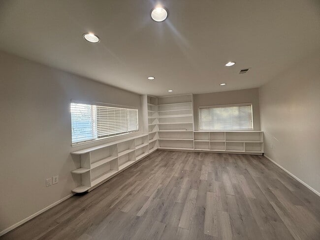 Building Photo - Spacious Home with Bonus Room And Huge Backyard in Quiet Neighborhood