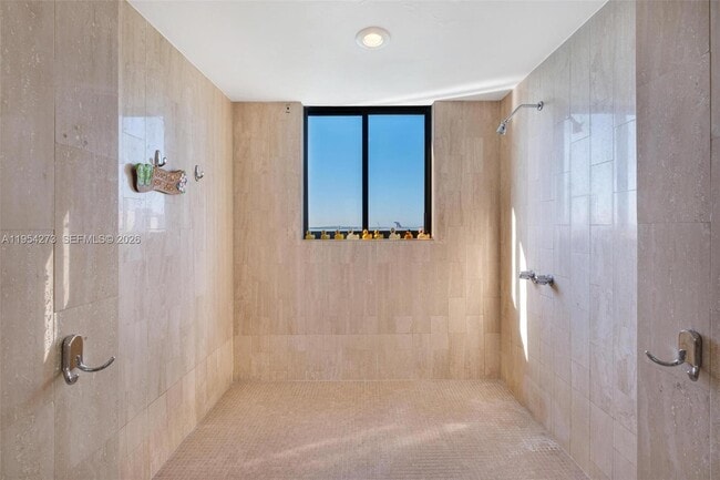 Building Photo - 1000 Venetian Way