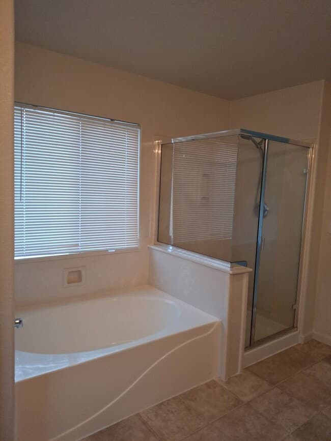 Building Photo - Lincoln Crossing, 2 Story 4 Bedroom, 2.5 bath, 2225sqft, Access to Clubhouse Pool & Amenities, Cu...