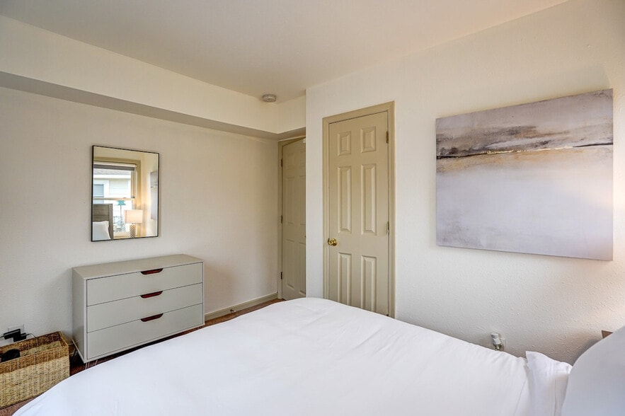 Building Photo - 5123 University Ave