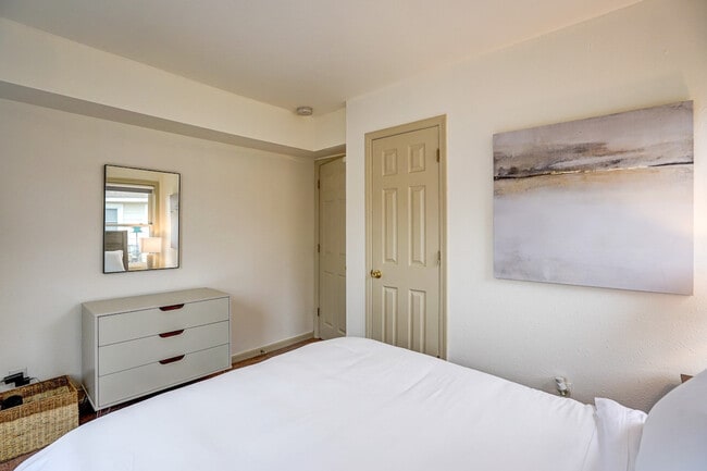 Building Photo - 5123 University Ave