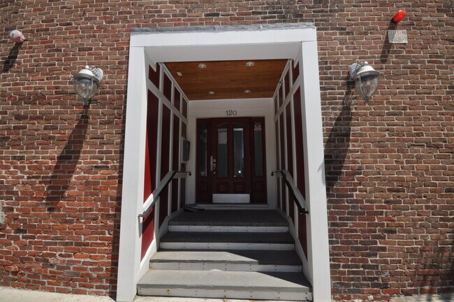 Building Photo - 120 W 7th St